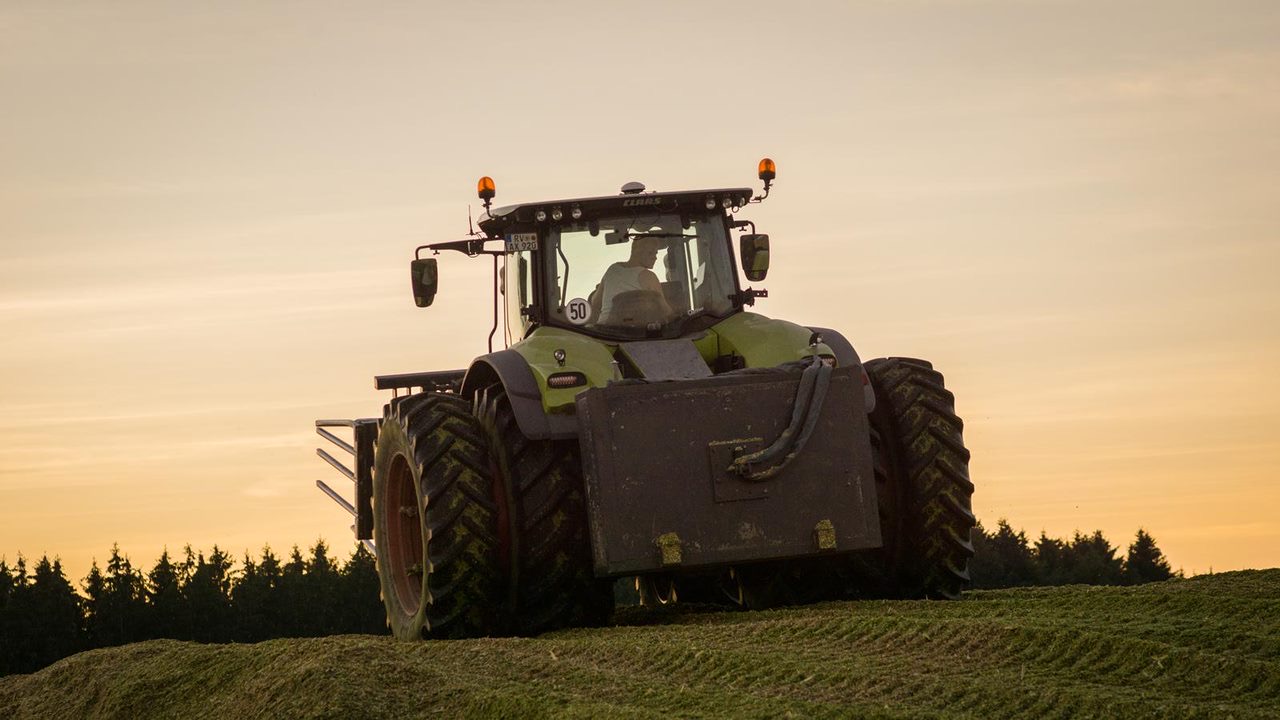 Traktor auf Feld in Winterbach