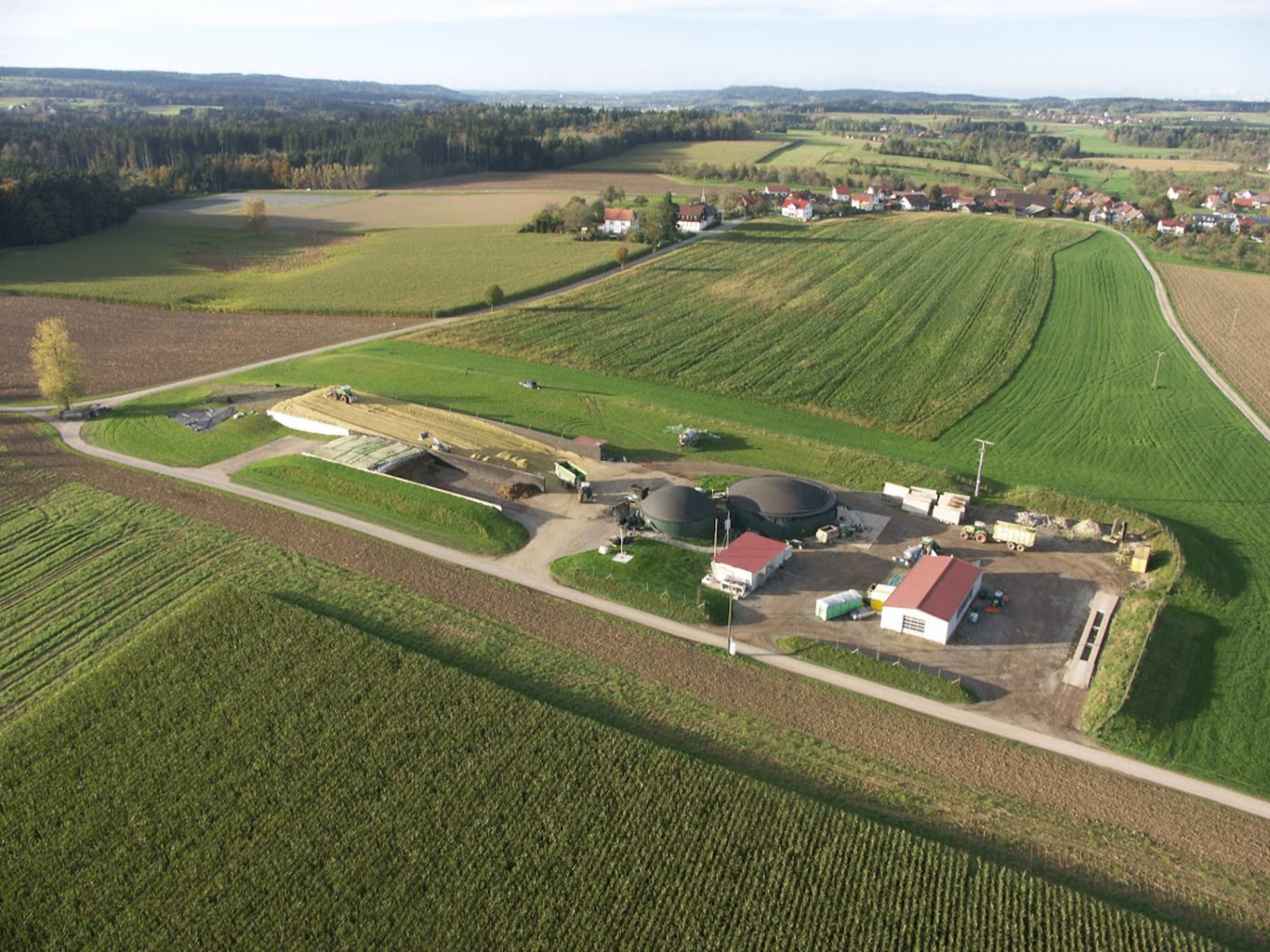Luftaufnahme Hof mit Biogasanlage