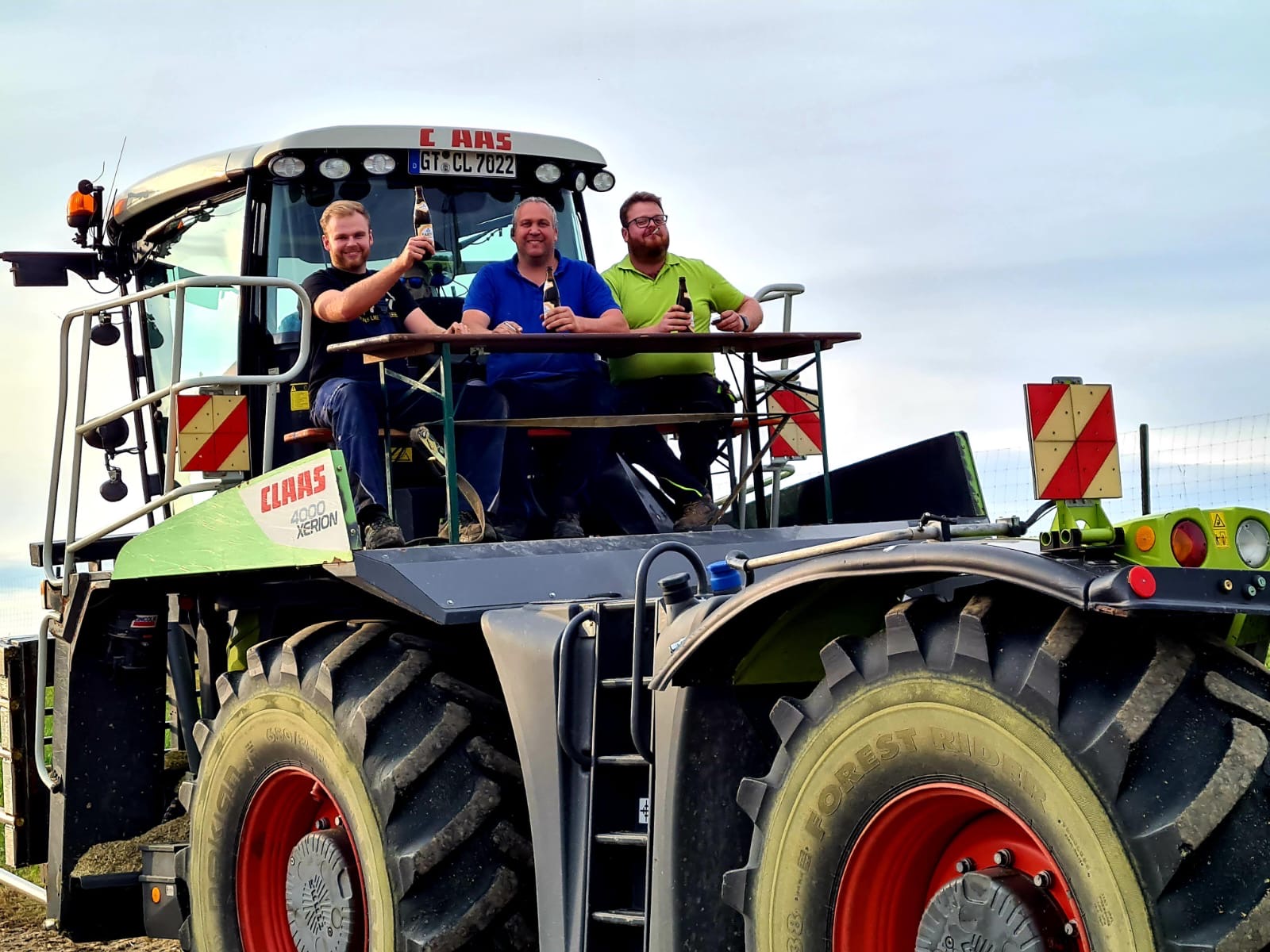 Familie und Team vor Traktor